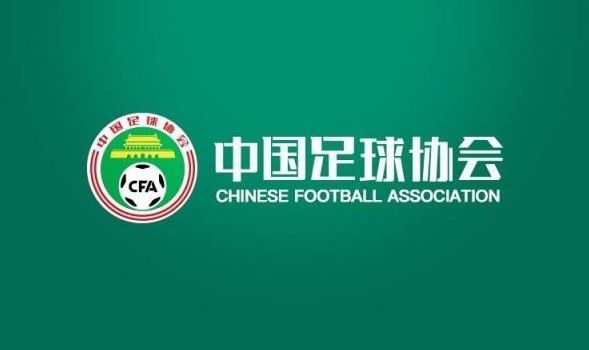 而周冬雨作为继巩俐章子怡后第三位;返聘谋女郎，此次在电影《坚如磐石》中则一扫之前的少女形象，化身干练的女警，持枪与匪徒正面对峙，凌厉尽显